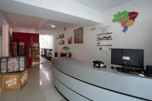 Un mostrador en una tienda con un ordenador. en Hotel Vintage SP, en São Paulo 8 fotos más