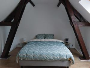 En eller flere senge i et værelse på La Tourangelle