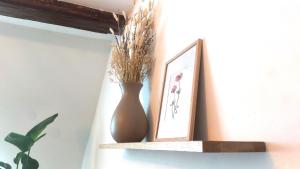 a shelf with a vase and a picture on it at Zentrale, gemütliche Dachgeschoss-Etage - 52qm - Altes Haus auf 2,5 Etagen exklusiv für Dich - mit 1 Schlafzimmer, Wohnzimmer und Rückzugsraum zum Verweilen - Küche, großes Bad, Netflix in Halle an der Saale +30 photos