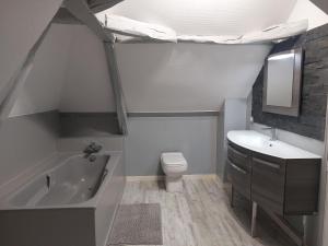 Et badeværelse på La Tourangelle + 2 billeder