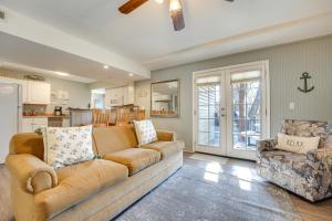 Ruang duduk di Lake Views and Community Perks Cape Fair Apartment!
