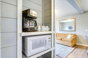 Dapur atau dapur kecil di Walk to Lake and Trails Cape Fair Retreat with Grill!