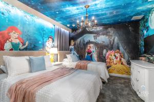 Cama ou camas em um quarto em In-Home Arcade, Themed Bedrooms, Resort Lazy River