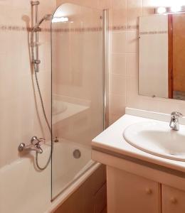 Bilik mandi di Studio cosy à Les Gets 25 m² avec vue montagne