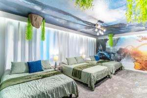 Cama ou camas em um quarto em In-Home Arcade, Themed Bedrooms, Resort Lazy River