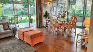 Et opholdsområde på Charming House in Covelas with Pool and Mountain View