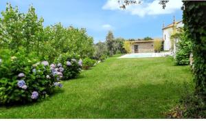 En have udenfor Charming House in Covelas with Pool and Mountain View