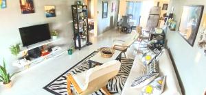 a living room filled with furniture and a flat screen tv at Sol Mar Alegre II in Boca Chica