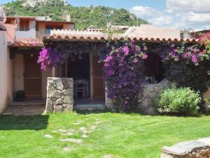 Κήπος έξω από το Charming house with terrace & garden - Loiri Porto San Paolo +9 φωτογραφίες