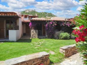 Κήπος έξω από το Charming house with terrace & garden - Loiri Porto San Paolo
