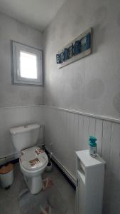 bagno ristrutturato con servizi igienici e finestra. di Chez LOLO CHAMBRE DOUBLE 14,60 M2 a Pessac 1 altra foto