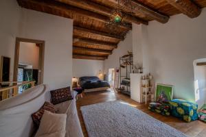 a living room with a couch and a bed at I Casali di G in Vaccareccia