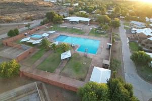 an aerial view of a swimming pool in a yard at Sonvanger Selfcatering in Orania