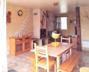 a kitchen with a wooden table and chairs in a room at Appartement accueillant à Selonnet de 80 m² avec piscine partagée in Selonnet