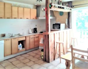 a kitchen with a fireplace in the middle of it at Appartement accueillant à Selonnet de 80 m² avec piscine partagée in Selonnet