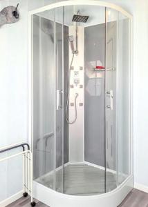 a shower with a glass door in a bathroom at Appartement accueillant à Selonnet de 80 m² avec piscine partagée in Selonnet