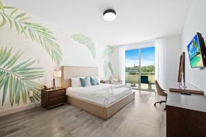 a bedroom with a bed and a desk with a television at Hollywood Studios Condo Costa in Hollywood