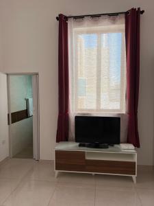 TV a/nebo společenská místnost v ubytování R3 Single room with shared bathroom