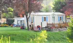 ein paar Leute stehen vor einem Wohnwagen in der Unterkunft Charmant Bungalow à Juncalas avec Terrasse et Vue Montagne in Juncalas