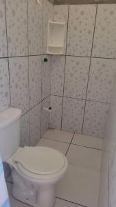 bagno con servizi igienici bianchi in camera di Fazendinha a Belém