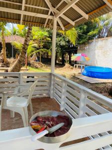 una tavola con una padella di cibo sopra di Fazendinha a Belém