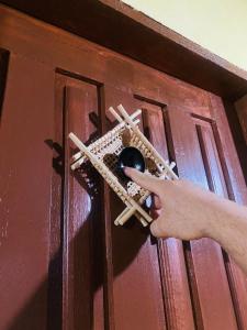 una persona sta aprendo una porta con delle mazze da baseball di Fazendinha a Belém