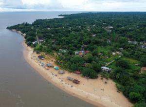 una vista aerea di una spiaggia con ombrelloni di Fazendinha a Belém Altre 6 foto