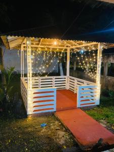 un gazebo con luci accese di notte di Fazendinha a Belém