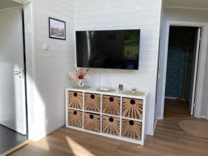 TV a/nebo společenská místnost v ubytování Joarsbo, Stuga 3, Klinten