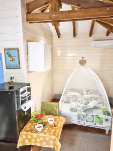 勒马兰Charmante maison vue mer au Marin avec jardin的房间里有一张床和一张桌子的卧室