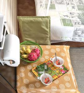 勒马兰Charmante maison vue mer au Marin avec jardin的一张桌子,床上放着两碗水果