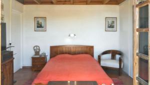 La MontagneStudio cosy avec terrasse à La Montagne 25 m²的卧室里有一张红床和一把椅子
