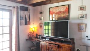 La MontagneStudio cosy avec terrasse à La Montagne 25 m²的壁挂式大屏幕平面电视