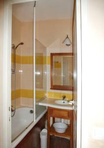 a bathroom with a sink and a shower and a toilet at Appartement accueillant Saint-Lary-Soulan 45 m² Piscine partagée in Saint-Lary-Soulan