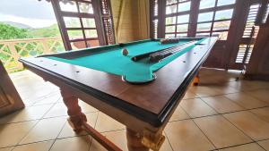 a pool table sitting on top of a room at Appartement spacieux aux Trois-Îlets avec piscine partagée in Les Trois-Îlets