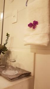 a plate with a purple flower on a towel at Casa Garay Hotel 658 in Asuncion