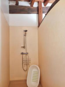 Ένα μπάνιο στο Maison charmante à Montoldre + jardin +24 φωτογραφίες