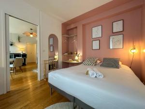 Un dormitorio con una cama grande con dos toallas encima. en L'intrépide - Centre-ville - 4 personnes, en Chartres