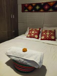 a bedroom with a bed with a towel on it at Alojamiento & Místico in Ayacucho