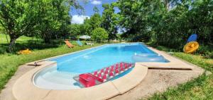 a swimming pool with a boat in the middle at Villa spacieuse avec piscine privée - Montricoux in Montricoux