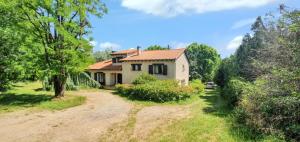 a house in the middle of a field at Villa spacieuse avec piscine privée - Montricoux in Montricoux