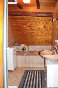 un bagno con un lavandino, un water e un lavandino di Maison charmante avec vue sur la montagne à Triembach-au-Val a Triembach-au-Val Altre 6 foto