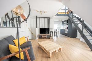 un salon avec un canapé et une table dans l'établissement Au Nouveau Boulonnais - 4 appartements charmants pour couples, familles et groupe d'amis, vieille ville et centre ville de Boulogne sur Mer, à Boulogne-sur-Mer