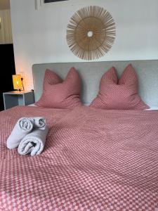 a bed with towels and pillows on top of it at City-Apartment mit Stil und Charme in bester Lage in Bielefeld