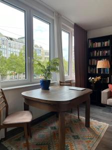 a living room with a table and a potted plant at City-Apartment mit Stil und Charme in bester Lage in Bielefeld