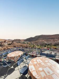 grupa stołów i krzeseł na patio w obiekcie Sumptuous Villa in Aït Ben Haddou with Private Pool w mieście Ajt Bin Haddu