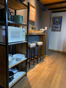 une cuisine avec un comptoir avec des tabourets et un four micro-ondes dans l'établissement Shamrock House - Casa de Vacaciones en Merlo, San Luis, à Merlo 33 autres photos