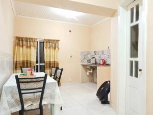 Una cocina y un comedor con mesa y sillas. en Departamento San Martín I, en Paso de los Libres