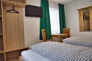 Postel nebo postele na pokoji v ubytování Hotel Gasthof Altmann