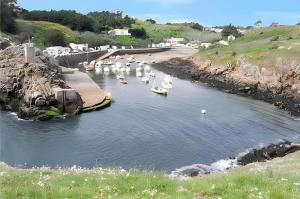 eine Gruppe von Booten in einem Wasserkörper in der Unterkunft Maison chaleureuse à Notre-Dame-de-Monts avec terrasse in Notre-Dame-de-Monts